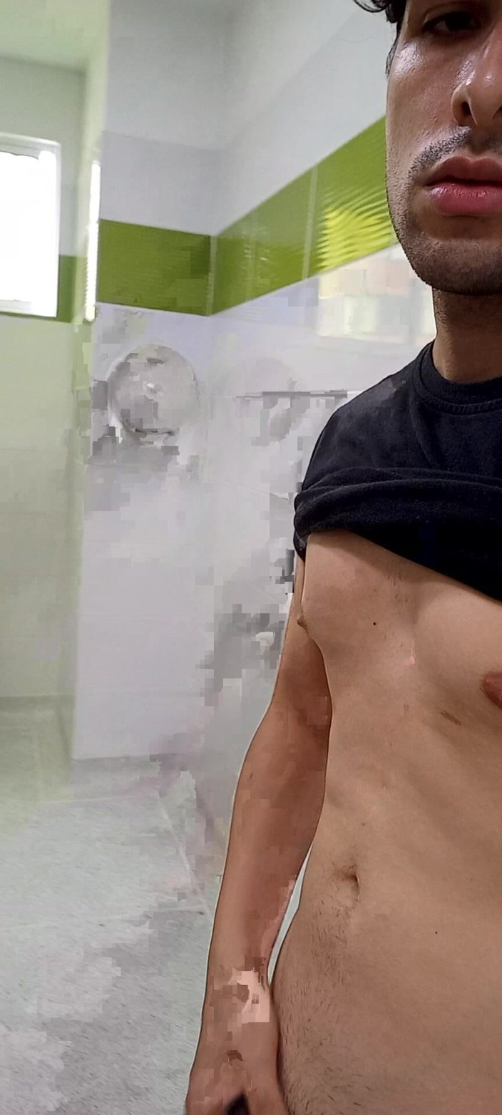 Diego_latinboy: Fetysz łazienka złoty deszcz prysznic spust
