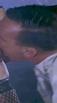 Une superbe star du blonde prend une pleine dose dans sa bouche dans la cave