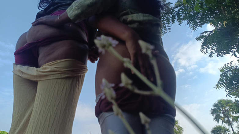 Laxi ammu: आउटडोर लेस्बियन