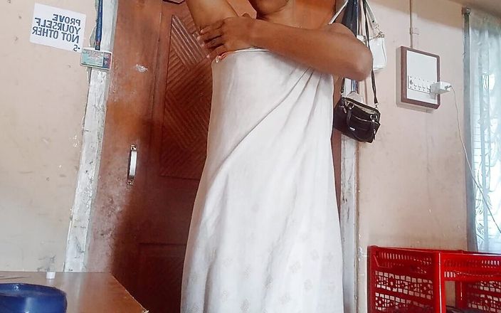 Desi Girl Fun: Sevimli kız banyoda mastürbasyon yapıyor