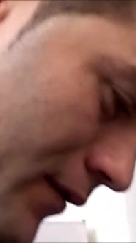 Carla caresse la bite de son patron sur sa chatte avant de la fourrer à l'intérieur