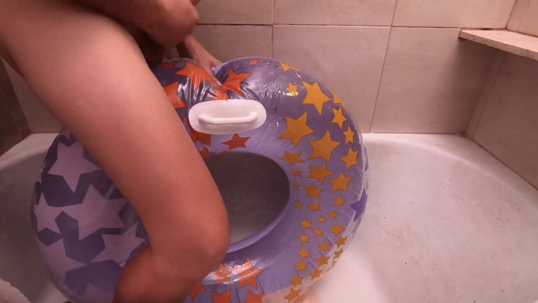 Inflatable Lovers: Bathroom with inflatable swim ring