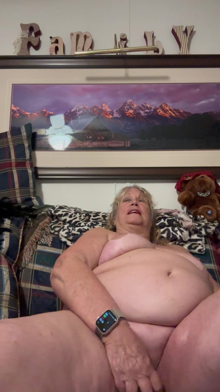 Big Ass 4 U: Špinavé, mluvící, babička, zkouší své nové dildo