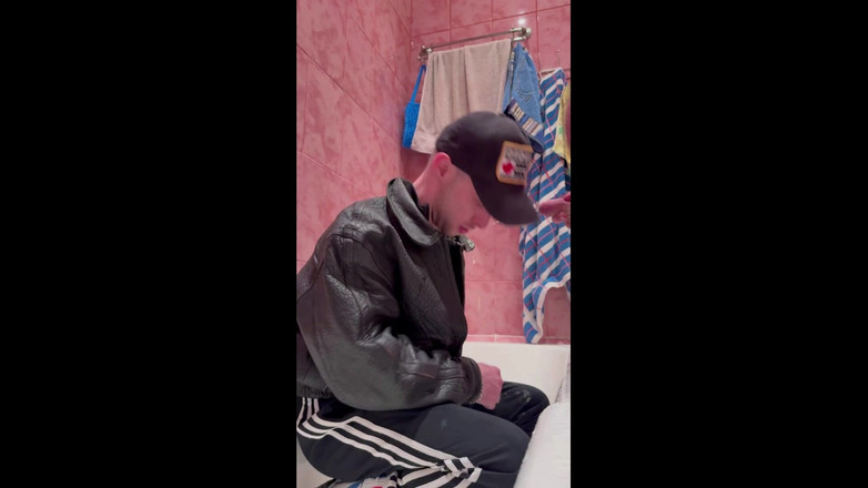 KinkySirius: Un gopnik russe en veste en cuir et chaussures de...
