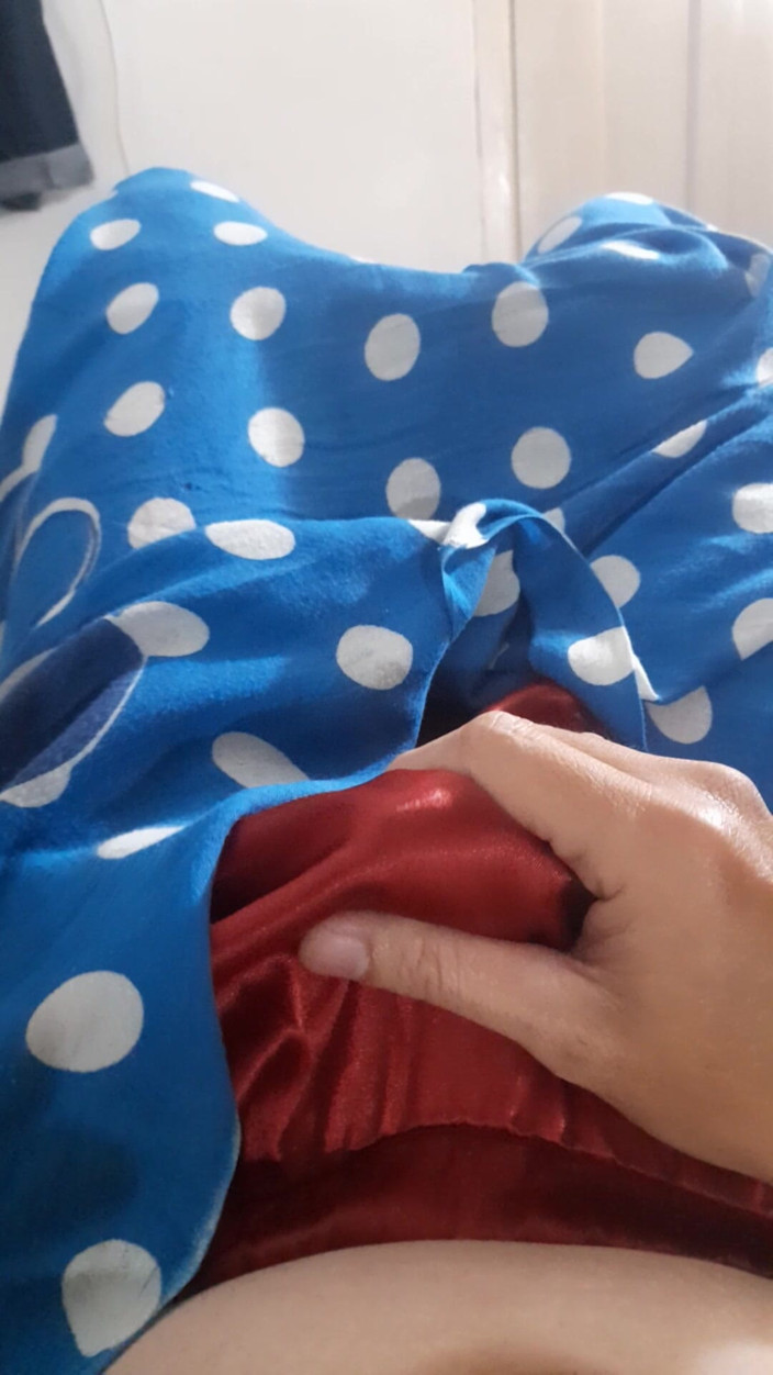 Naomisinka: Usando mini falda de satén dentro de pantalones cortos