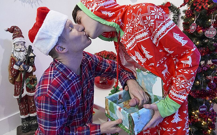 Brother Crush: Возбужденный молодой паренек удивляет своего старшего сводного брата хуем в подарок