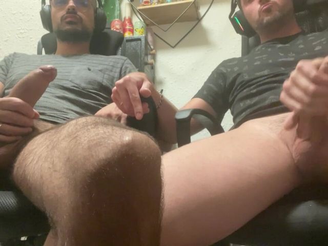 2 Big Cocks Cumming (Nenes gaymers)