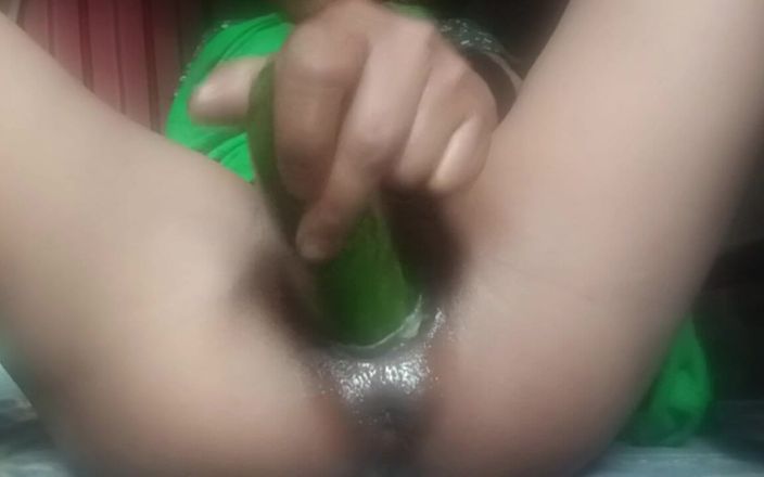 Kristinf: 오이로 자위하는 인도 소녀. 요청하기 위해 열심히 노력하다