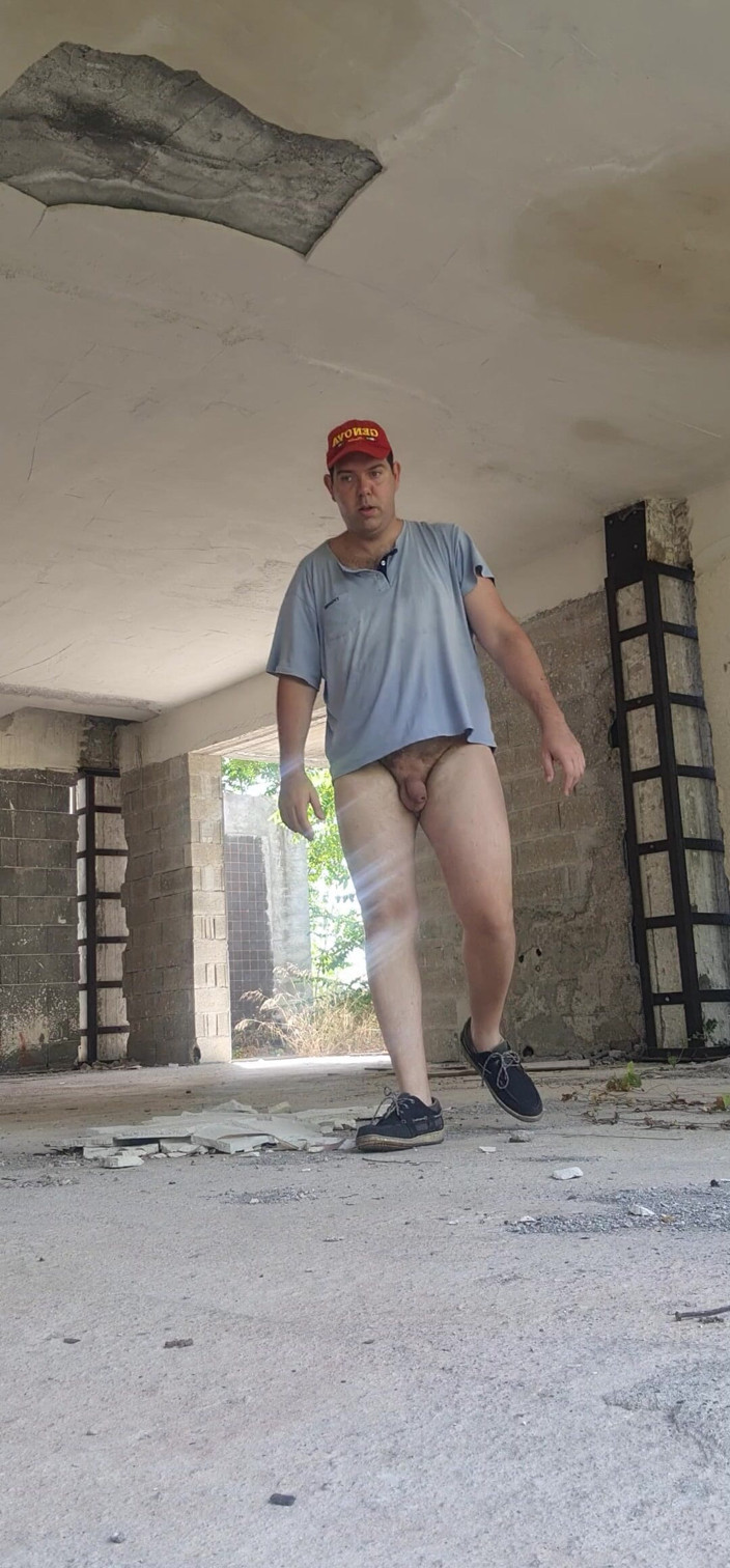 Mirko2589: Completamente desnuda en un edificio abandonado
