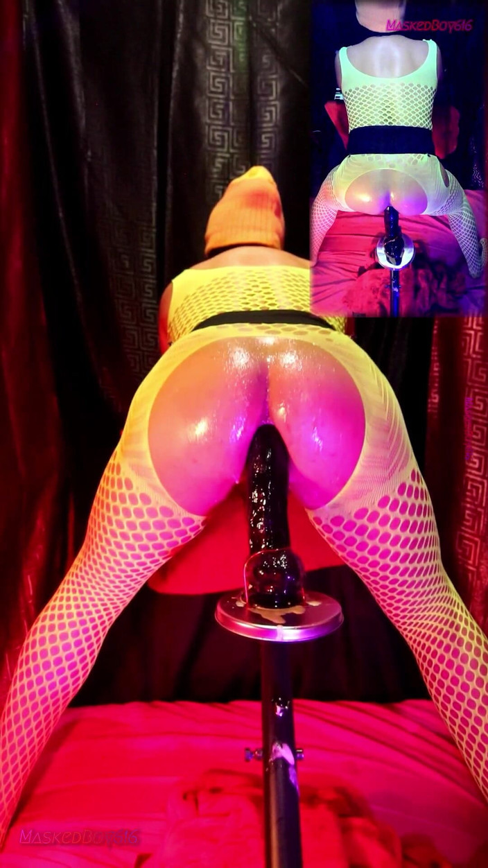 Maskedboy616: Nảy mông bôi dầu của tôi, trong đồ lót huỳnh quang...