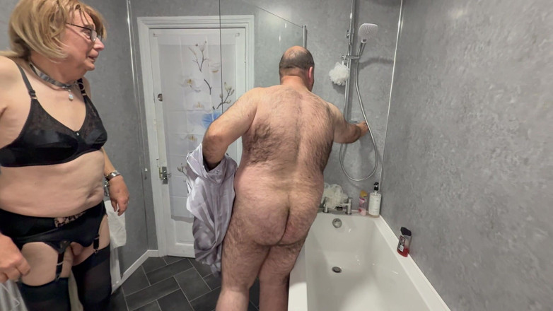 Aaexperinces trans: Hizmetçi Jayne Lanitsa Bear'ı seansı için hazırlıyor.