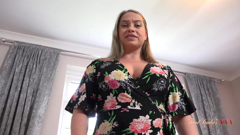 Aunt Judy's XXX: Auntjudysxxx - 41 yaşındaki büyük memeli üvey anne Olga üvey oğlunu mastürbasyon yaparken yakalıyor