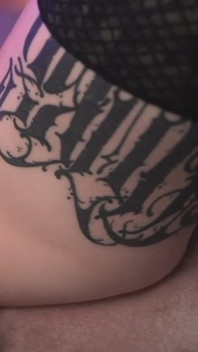 Sexy goth trans dívka je rozevřená masivním robertkem na šukačce