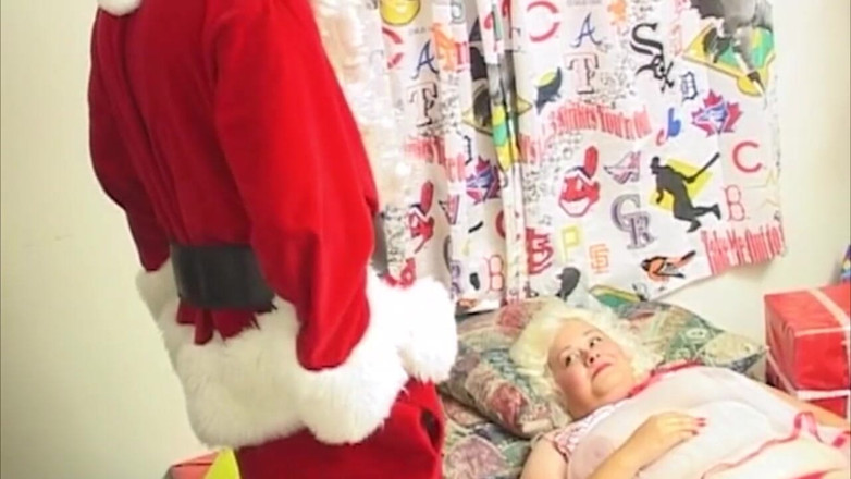 BANGORA RETRO CLUB: Kurvige blonde MILF verschlingt harten schwanz des weihnachtsmanns
