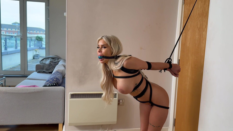 Latina Fetish: Lecții strâmte pentru Sassy (hd + Bts)