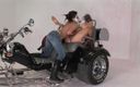 The Hunter Collection: चित्रित चेहरे वाली लेस्बियन moto Riders चूत चाट रही है और डिल्डो के साथ खेल रही है