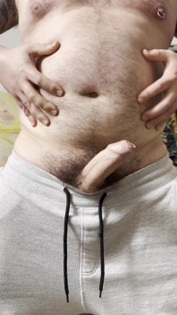 Stor chub leker med magen och blåser sedan en fet sats