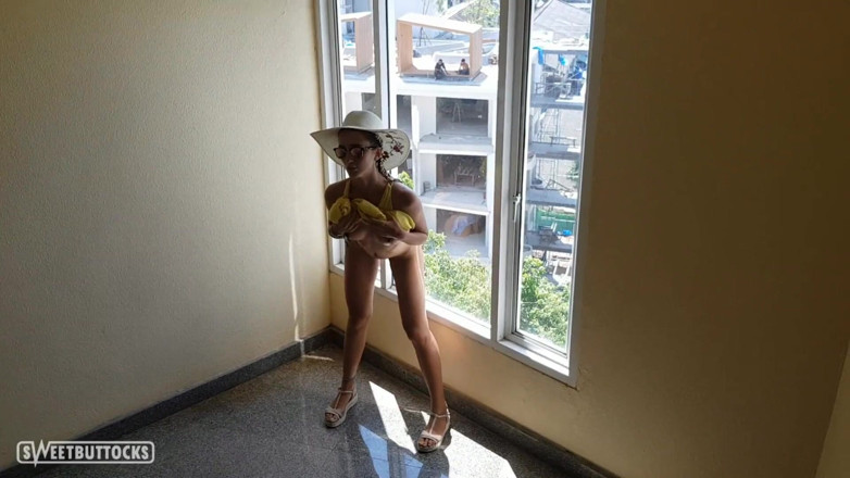 SweetButtocks: Naakt rond het hotel lopen
