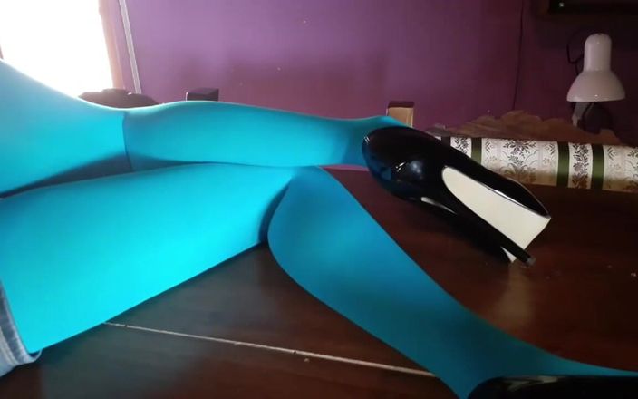 LauraOnHeels: Máy bay bà già với đôi chân xinh đẹp trong quần tất...