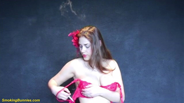 Smoking Bunnies: Remaja berambut merah seksi yang bertetek besar merokok merokok