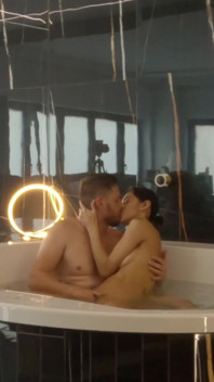 Crot di dalam memekku - seks romantis bareng si cewek hot latina veronica leal jacuzzi