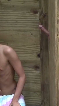Ten gość ssie swoich kumpli w glory hole