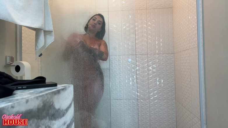CuckoldHouse: 两个幸运的家伙操了他们戴绿帽子的邻居的热辣妻子