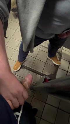 Berlayar di toilet umum london