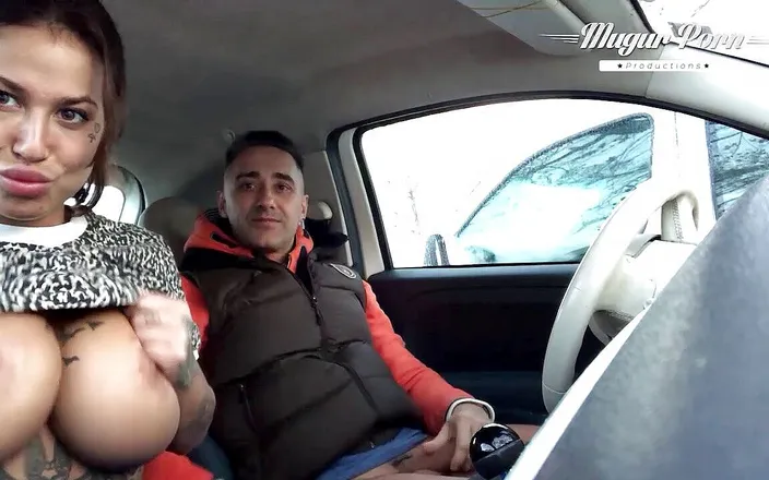 Mugur's World: Ohromující brunetka Heidi Van Horny dává sexy kouření v autě
