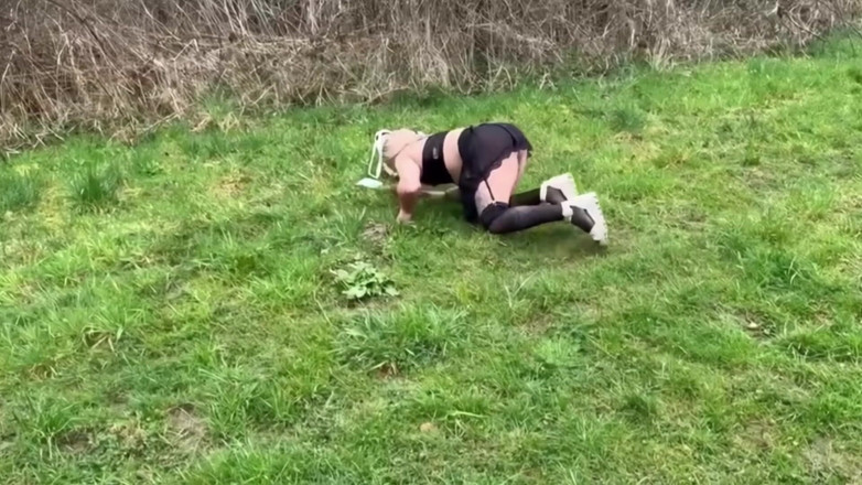 Elena917: Outdoor-demütigung für meinen sissy-welpen