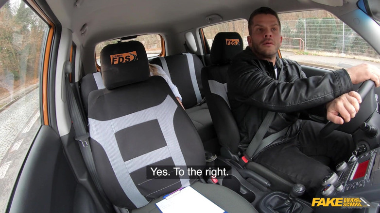 Fake Driving School: Fake driving school - Crystal Swift exhibe ses seins pour obtenir...