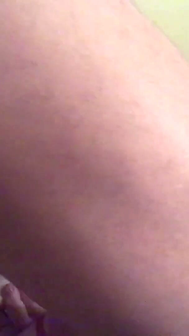 Frequentmasturbation: J’ai l’air sexy dans des bas couleur chair huilées avec...