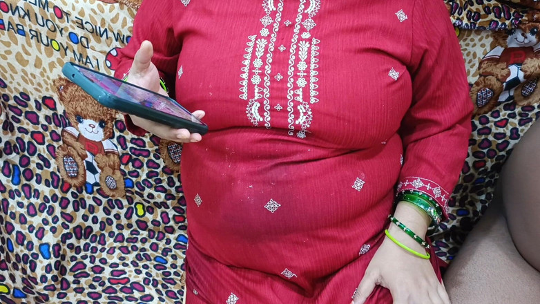 Catchybusty: Desi bhabhi ingin bersantai tapi diam-diam