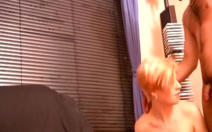 German Amateur Videos: शौकिया जर्मन बेब को उठाया गया और गया