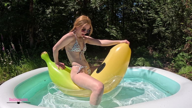 Destination Kat: Banana Float Hump