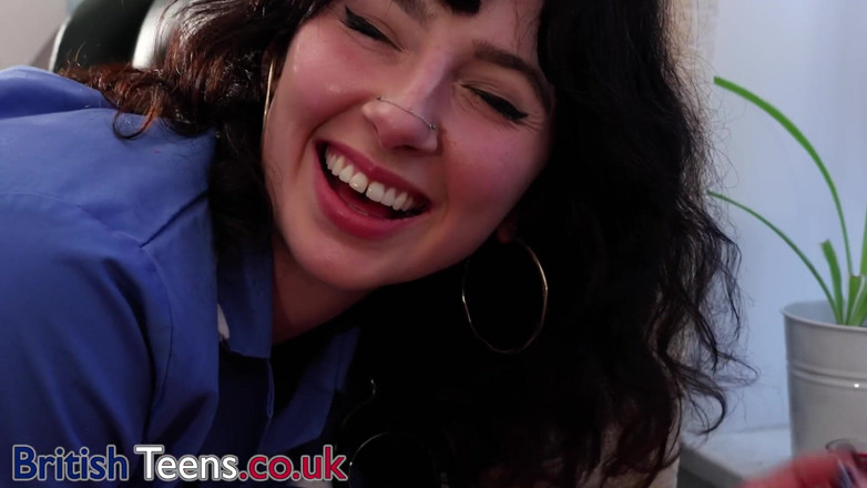 British Teens: Eu fistei uma garota e gostei