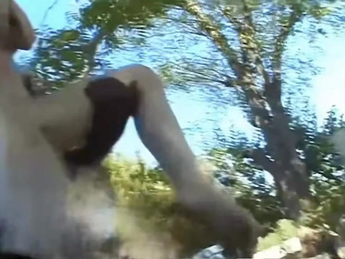 Black Monstercock Force: Pequeña rubia toma enormes pollas de 11" en público gangbang anal