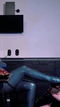 Dominatrix en látex, lesbianas de goma con cinturón