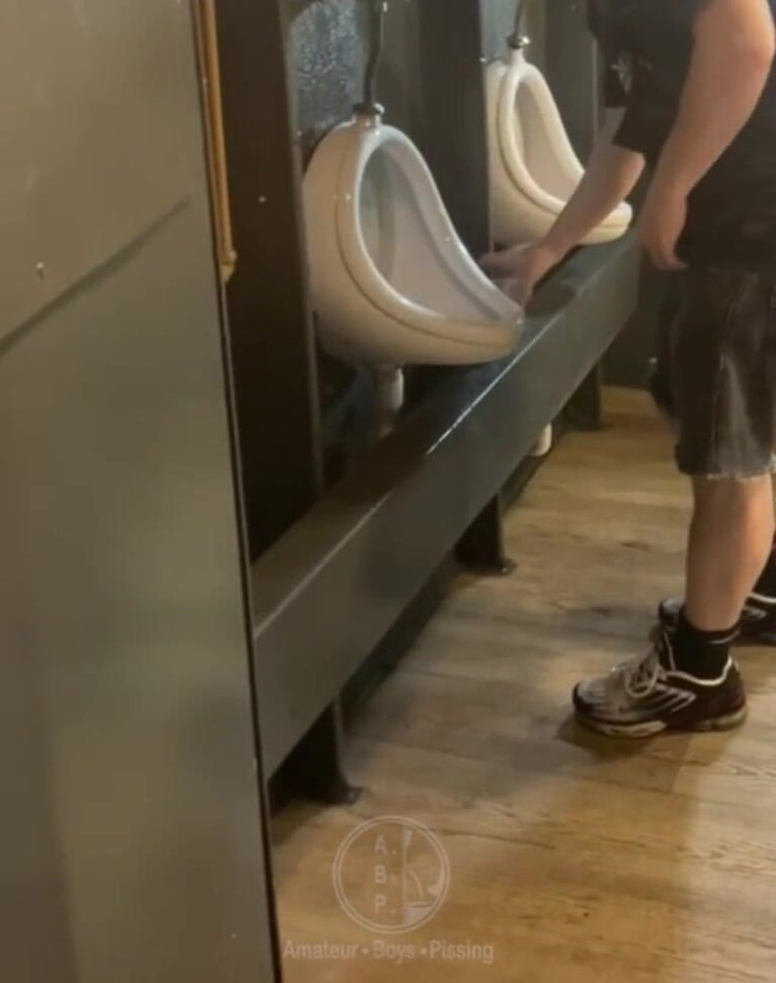 AmateurBoysPissing: Un Amateur Surpris Dans Un Urinoir Public (il N'arrive Pas Faire...