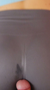 Il Se Caresse Encore Contre Le Legging De Sa Belle-mère Et Lui Éjacule Sur Le Cul