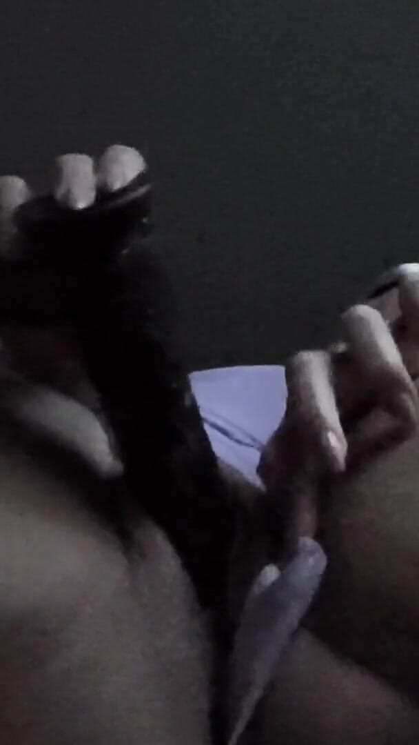 Crazy Girl: Zralá manželka přijde domů a masturbuje se svým černým robertkem.