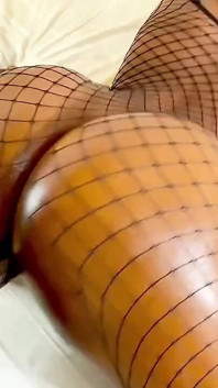Boşalma- orta yaşlı seksi kadın komşu götünü siktiriyor ve dölleniyor