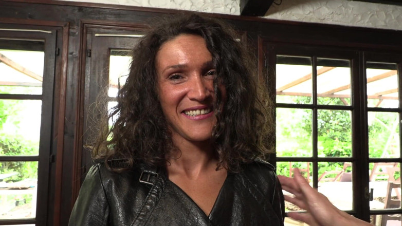 HPG Production: Zralá brunetka šuká 2 chlapy a dostane to do zadku