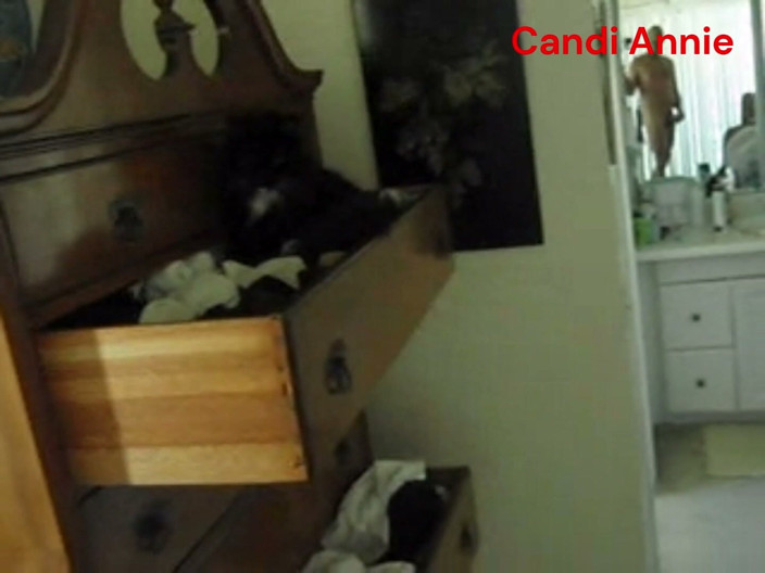 Candi Annie: La chaudasse Candi Annie aime se faire lécher la chatte...
