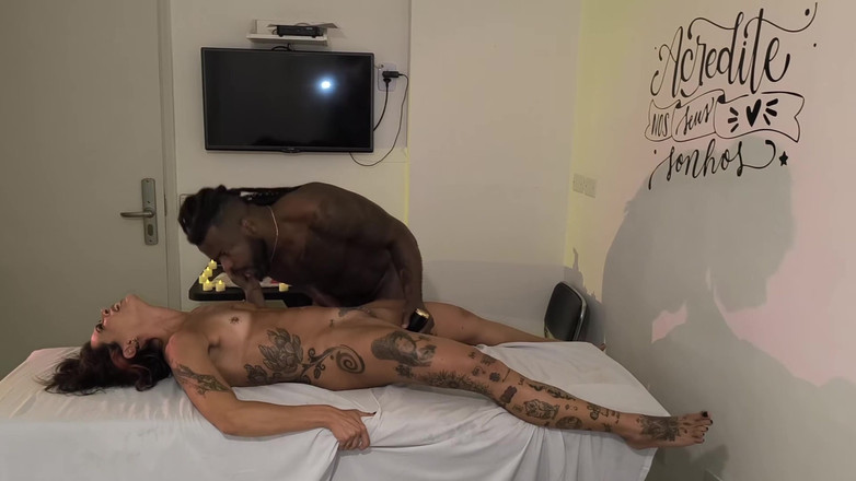 Nurseblack: Un doux cocu emmène sa femme à un massage tantrique avec...