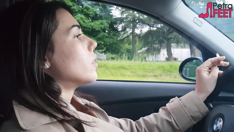 Smokin Fetish: ペトラは車の中でシガレテを吸うのが大好きです