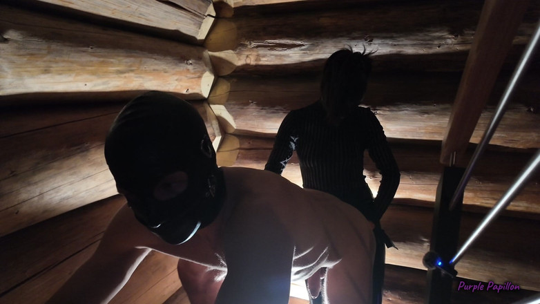 Purple Papillon: Futai în cur cu vibrator negru pe scări cu un vibrator...