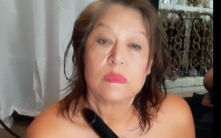 Zilah Luz: BBW 71 -årig mormor dansar i transparent klänning och onanerar hårig fitta...