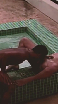 Adegan seks threesome 4_gay bareng cewek semok latino di kolam renang