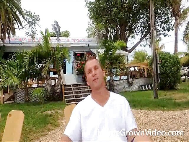 Homegrown Video: Échangisme avec leurs amis à Key Largo